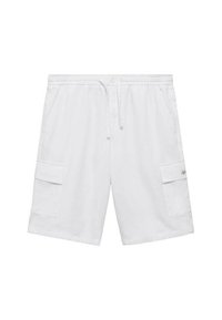 Biele cargo šortky vyrobené z ľahkej tkaniny, so splývavým pásom, šnúrkami a bočnými vreckami so klopami.