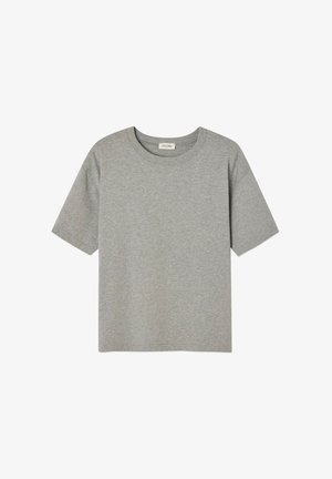 Sivi kratki rukav T-shirt od mekanog pamuka, koji se odlikuje okruglim izrezom i opuštenim krojem bez istaknutih uzoraka ili akcenata.