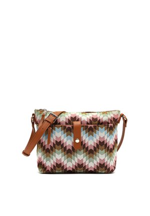 Crossbody stoffen tas met geometrisch chevronpatroon in roze, bruin, blauw en groen, voorzien van een verstelbare bruine riem en een sluiting met drukknop aan de voorkant.