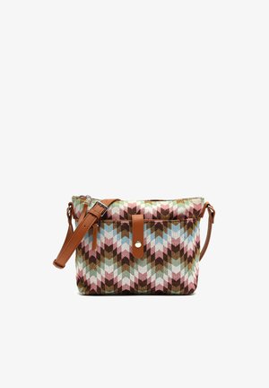 Umhängetasche aus Stoff mit geometrischem Chevron-Muster in Pink, Braun, Blau und Grün, mit braunem verstellbarem Riemen und vorderer Druckknopfschließe.