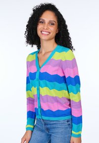 Strickjacke mit wellenförmigen Streifen in Rosa, Lila, Grün und Blau. V-Ausschnitt-Design mit fünf Knöpfen und gerippten Bündchen.