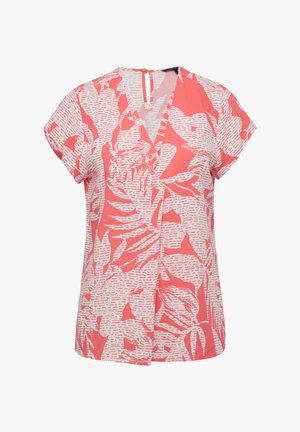 Korallefarbene und weiße Bluse mit kurzen Ärmeln, V-Ausschnitt und einer Schlüsselöffnung im Rücken. Sie hat einen Blätterdruck mit unterschiedlichen Texturen und Mustern.