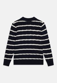 Marineblå og hvite stripete strikket genser med kabelmønster, rund krage og lange ermer. Teksturert stoff med ribbestrikkede mansjetter og nederkant.