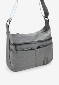 Bolso de hombro gris hecho de tela estampada, con dos bolsillos frontales con cremallera y una correa ajustable durable. Acabado texturizado y detalle del logo.