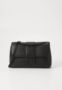 Crna kožna torba sa strukturiranim dizajnom, koja ima preklopni poklopac i lančanu naramenicu. Na prednjoj strani istaknuti je detalj logotipa.