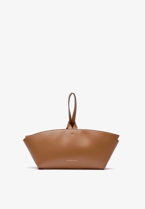 Brązowa skórzana torebka na nadgarstek z zakrzywionym górnym brzegiem i pętlą do noszenia, z małym, umieszczonym centralnie logo marki z przodu.