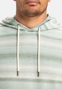 Sudadera con capucha que presenta un patrón texturizado en rayas verdes pálidas y blancas. Equipado con cordones blancos y acentos de hardware metálico.