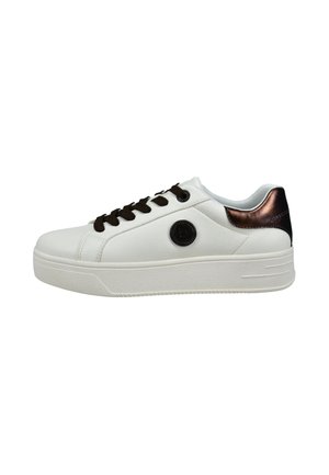 Niedriger weißer Sneaker mit schwarzen Schnürsenkeln, schwarzem runden Logo an der Seite und glänzendem dunkelbraunen Fersenakzent, von der Außenseite betrachtet.