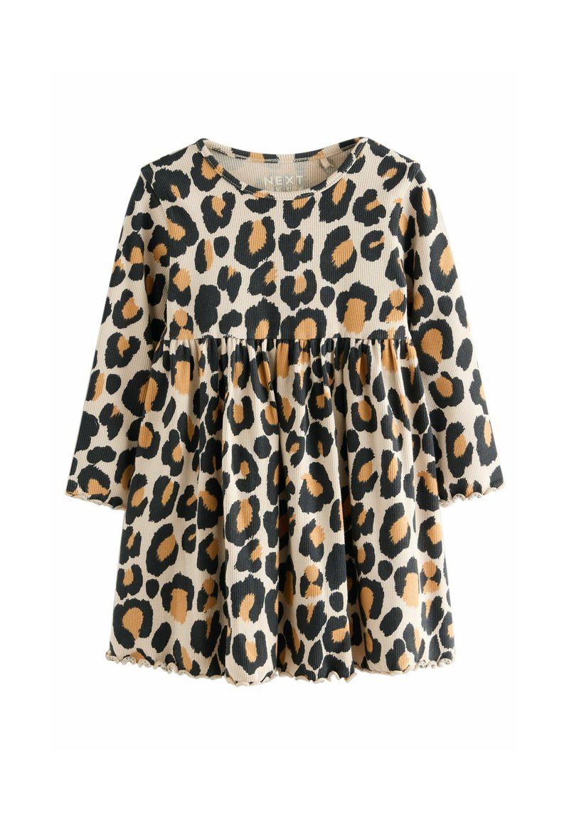 Leopardmønstret kjole i beige, sort og orange. Lange ærmer, samlet talje og bølget kant. Ribbeldragt tekstur.