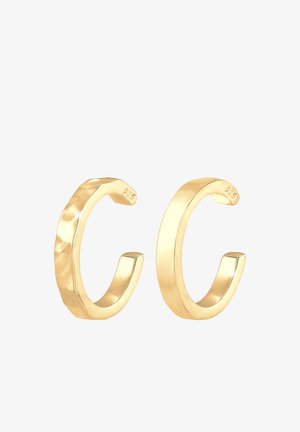 Goldfarbene Creolen mit polierter Oberfläche und strukturiertem Stil an einem Ohrring, mit minimalistischer, offener Gestaltung. Markiert mit "925."