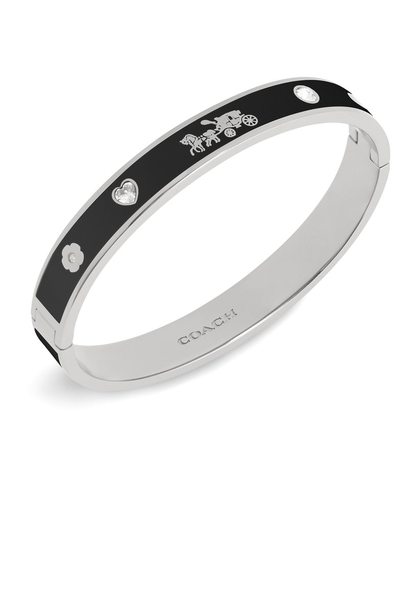 Zwarte emaille armband met zilveren accenten. Kenmerkt een ontwerp van paard en wagen, hart, bloem en heldere edelsteen details. Merken "COACH" aan de binnenzijde.