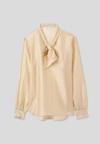 Blusa di seta beige chiaro con colletto a fiocco, maniche a sbuffo lunghe e una superficie liscia. Presenta polsini con bottoni e una vestibilità rilassata.