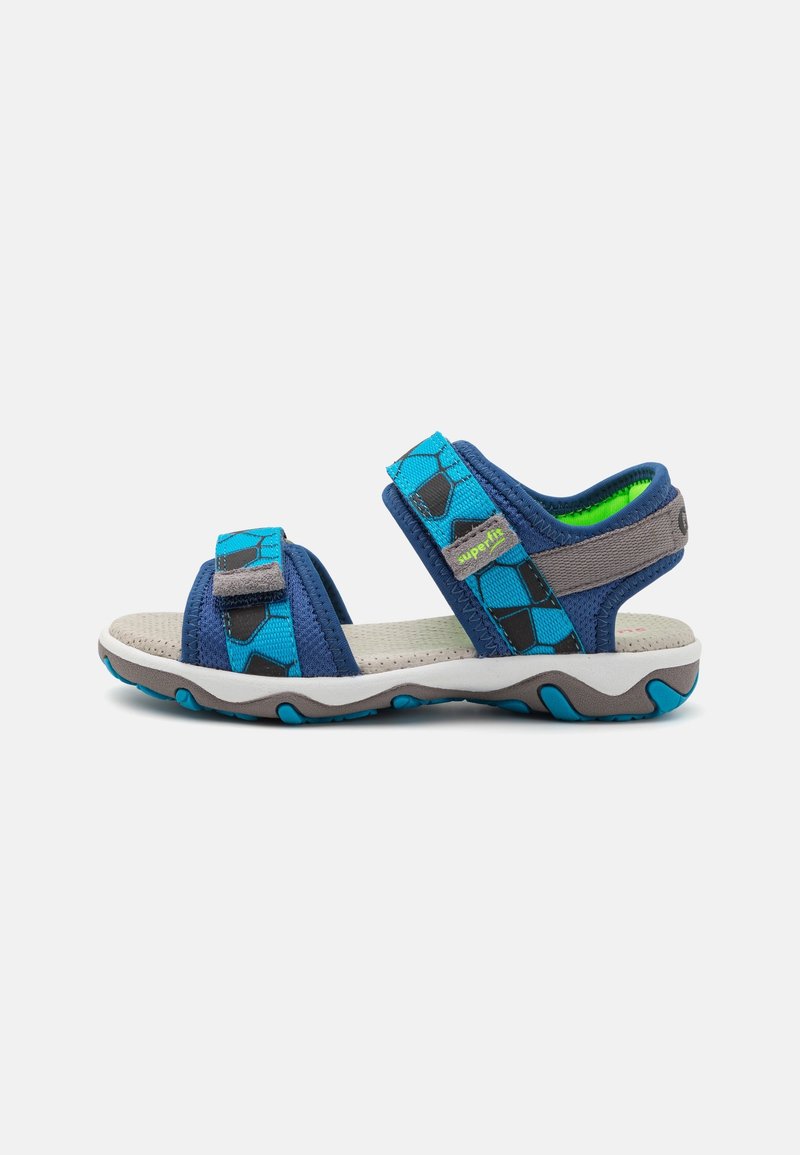 Sandale ouverte pour enfants bleu et gris avec des sangles ajustables, des accents à motifs et une semelle rembourrée sur un fond blanc.