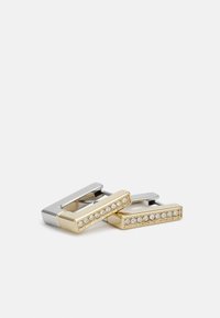 Gemelos de puño rectangulares en oro y plata con un acabado pulido, que presentan una fila de pequeños piedras transparentes a lo largo de un lado.
