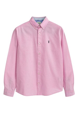 Helles rosa Hemd mit langen Ärmeln, Kragen und einem kleinen schwarzen gestickten Logo auf der Brust. Hergestellt aus einem glatten Stoff.