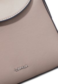 Calvin Klein SMALL  - Borsa a mano - cinder
