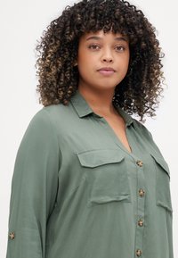 Vero Moda Curve VMBUMPY SHIRT NEW - Overhemdblouse - laurel wreath