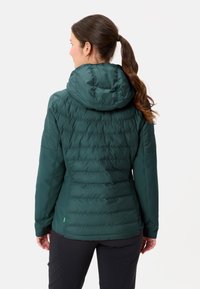 Dunkelgrüne, gefütterte Kapuzenjacke mit gestepptem Muster, taillierte Silhouette und elastischen Bündchen. Verfügt über ein kleines Markenakzent in der Nähe des Saums.