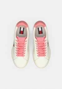 Λευκά δερμάτινα αθλητικά παπούτσια με ροζ λεπτομέρειες και κορδόνια, στρογγυλή μύτη και λογότυπο στο πλάι, με ουδέτερο, υφασμάτινο εσωτερικό πέλμα.