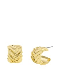 Gouden oorbellen met een gevlochten ontwerp en een glanzende afwerking, bestaande uit een ronde ring en een stud-post voor een veilige draagervaring.