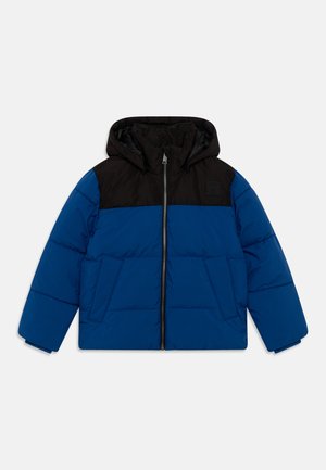 Modra in črna napihnjena jakna s kapuco, ki ima dva sprednja žepa, zadrgo ter gladko teksturo. Črn zgornji del in rokavi.