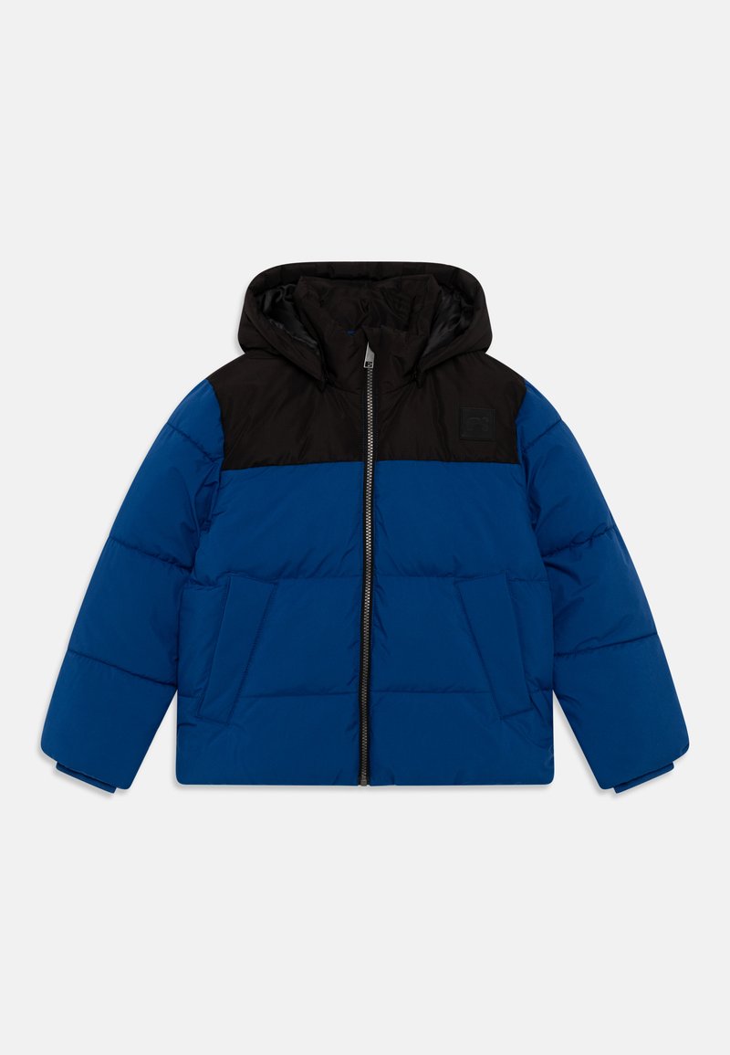 Μπλε και μαύρο φουσκωτό μπουφάν με κουκούλα, που διαθέτει δύο μπροστινές τσέπες, κλείσιμο με φερμουάρ και λεία υφή. Μαύρο άνω τμήμα και μανίκια.