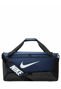 Bolsa de deporte en azul marino y negro con dos compartimentos con cremallera, correa de hombro ajustable y un prominente logo de Nike en blanco en el lateral.