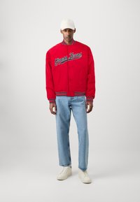 Guess Jeans WITH PATCH - Bomberjacks - rugby red