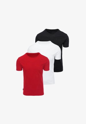 Røde, hvide og sorte t-shirts med rund hals og korte ærmer pænt arrangeret i en forskudt stak på en hvid baggrund.