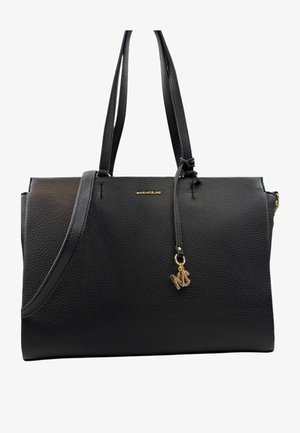 Borsa a mano in pelle nera con texture a grana, doppi manici, tracolla regolabile e dettagli in hardware dorato, con logo.