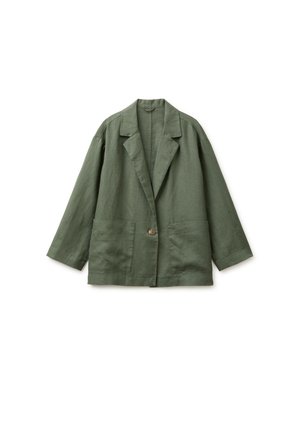 Lniana marynarka oliwkowa z jednym guzikiem, z klapami z wycięciami i dwoma naszywanymi kieszeniami z przodu, ułożona na płasko na białym tle.