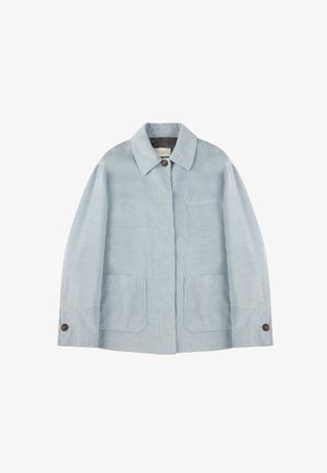 Chaqueta de corduroy azul claro con cuello, cierre frontal de botones, bolsillo en el pecho y dos bolsillos inferiores. Presenta rayas verticales y acentos de botones.