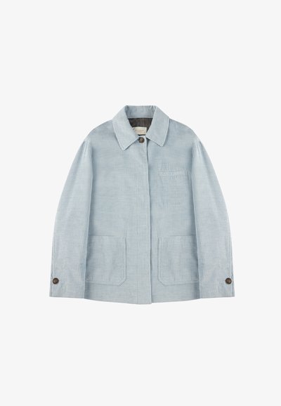 Jasnoniebieska kurtka z korduroyu z kołnierzem, z przodu na guziki, z kieszenią na piersi i dwiema dolnymi kieszeniami. Posiada pionowe paseczki i kontrastowe guziki.