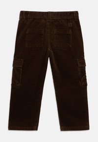Καφέ παντελόνια cargo από κορντόρι με υφή, που διαθέτουν δύο τσέπες πίσω και πλαϊνές τσέπες. Ευθεία κοπή με ζώνη στη μέση.