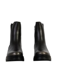 Stivaletti in pelle nera con finitura liscia, punta tonda, cerniere laterali e suole robuste. Presentano un design minimalista e una struttura resistente.