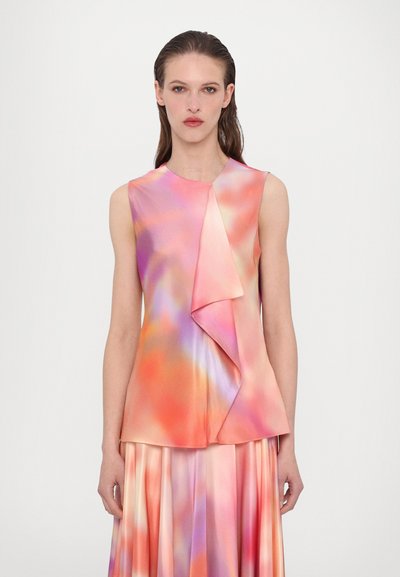 Ærmeløs top med et lagdelt design, lavet af silkeagtigt stof i pastelnuancer af pink, orange og lilla, med et blødt fald.