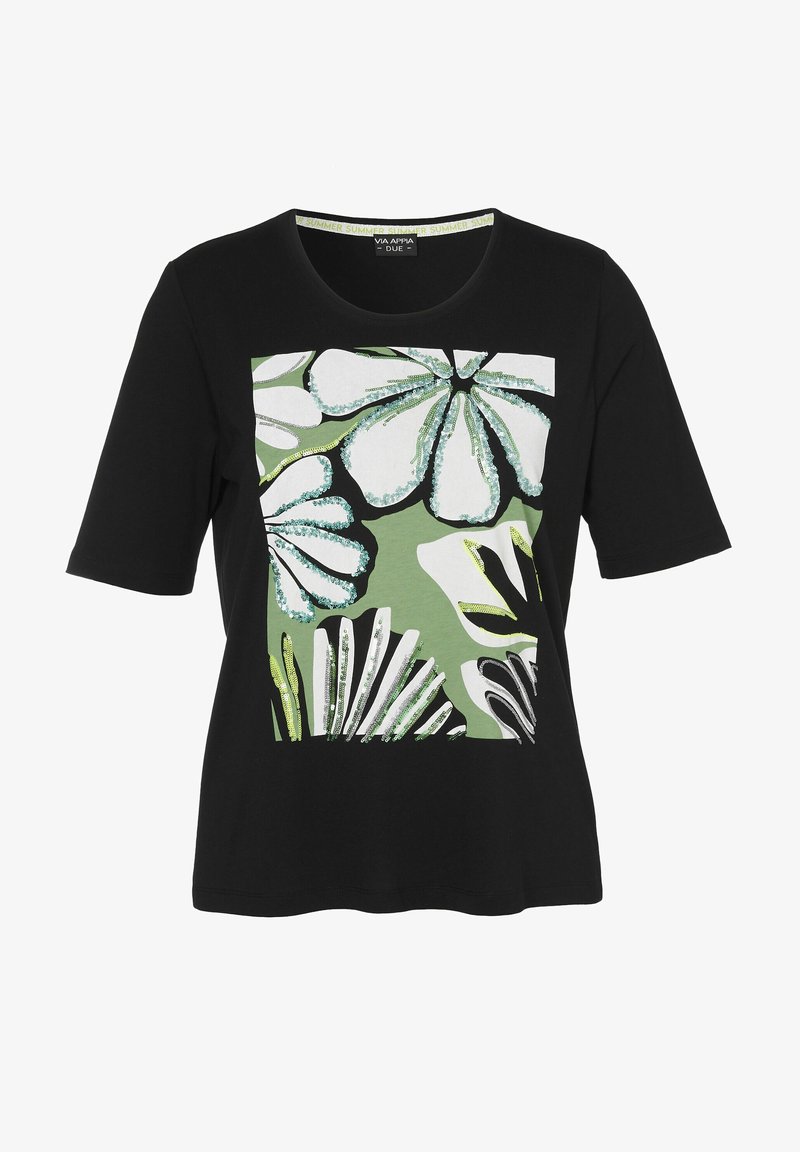 Schwarzes T-Shirt mit kurzen Ärmeln, das ein auffälliges Blumendesign in Grün, Weiß und Schwarz mit dekorativen Akzenten zeigt. Runder Halsausschnitt, lässiger Schnitt.