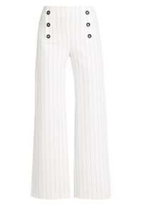 Valkoiset leveät housut, joissa on pystysuorat raidoitukset, ja edessä neljä näyttävää mustaa nappia lisäyksinä.