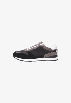 Sneaker da uomo caratterizzata da una combinazione di suede nero e mesh grigio. Lacci bianchi, collo imbottito e suola in gomma con motivo di trazione.