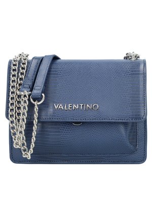 Blaue strukturierte Lederhandtasche von Valentino mit silberner Kettenriemen und Klappverschluss, vorne mit Valentino-Logo.