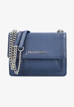 Niebieska teksturowana skórzana torebka Valentino z srebrnym łańcuszkowym paskiem i zapięciem na klapę, z logo Valentino z przodu.
