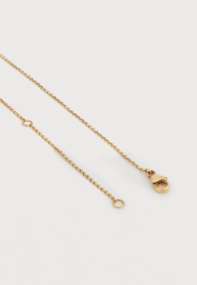 Χρυσή αλυσίδα με κούμπωμα καρπού στο ένα άκρο και δύο συνδετικούς κρίκους στο άλλο άκρο σε λευκό φόντο.