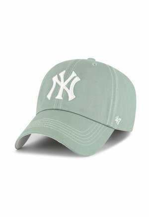 Lichtgroene baseballpet met wit New York Yankees-logo geborduurd aan de voorkant en een kleine '47' gestikt aan de zijkant.
