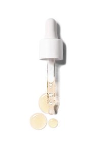Bottiglia con contagocce e tappo bianco, riempita con un liquido giallo chiaro. Gocce del liquido sono su uno sfondo bianco.