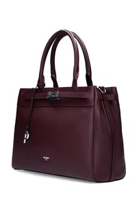 Sac à main en cuir bordeaux foncé avec surface texturée, double poignée, sangle avant avec fermoir argenté et petit charme métallique suspendu.
