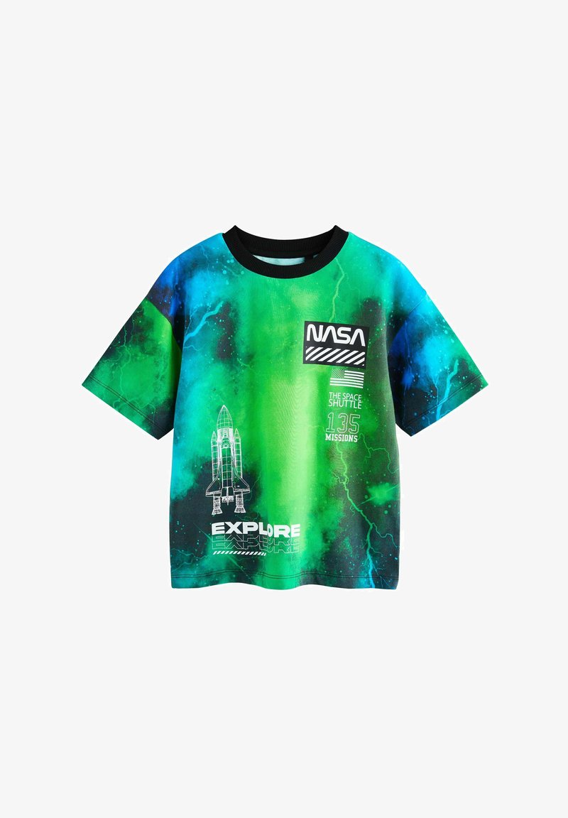 Mėlyna ir žalia kosmosui skirta marškinėliai su NASA logotipu, kosminio laivo grafika, Amerikos vėliava ir užrašais „Explore“ bei „135 missions“ priekyje.