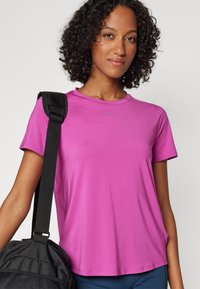 Nike Performance ONE CLASSIC  - T-skjorte til trening - hot fuchsia/black