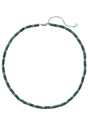 Halskette mit abwechselnden grünen rechteckigen Perlen und silbernen runden Zwischenperlen, silbernem Karabinerhaken und verstellbarem Kettchen mit Blumenanhänger.