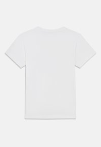 Λευκό t-shirt με κοντά μανίκια, κατασκευασμένο από μαλακό βαμβάκι. Απλός, κλασικός σχεδιασμός με στρογγυλή λαιμόκοψη και ίσιο τελείωμα. Χωρίς εμφανή λογότυπα ή σχέδια.