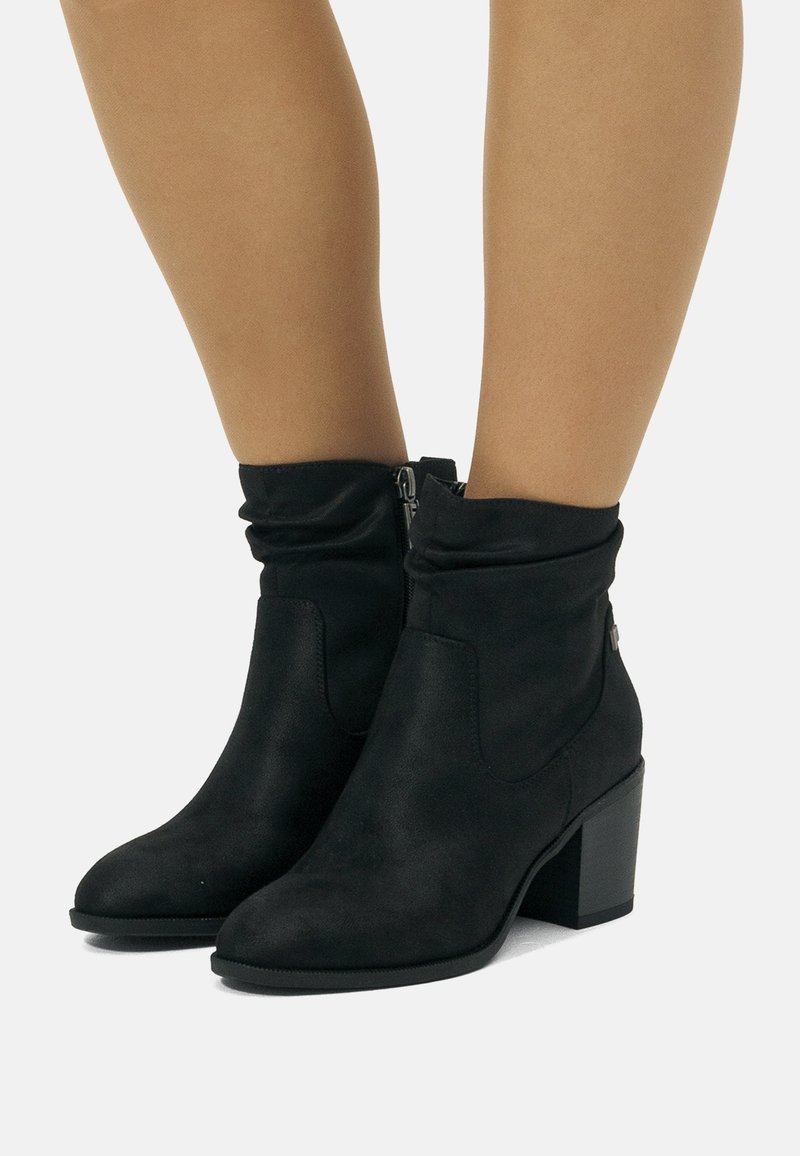 Stivali neri alla caviglia realizzati in suede testurizzato, con un design arricciato, punta affusolata e tacco a blocco di altezza media con zip laterale.